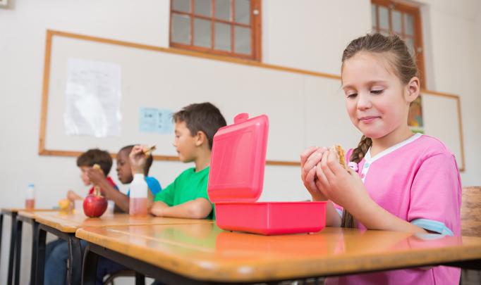 Niños comiendo su lonchera